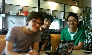 左から、ケイレキ.jpのクリストファー・テイトさん、私、そしてケイレキ.jpの浅枝さん