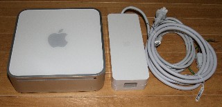 Mac mini本体とACアダプタ