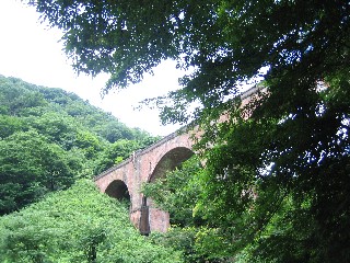 かつての信越本線の遺構である「めがね橋」