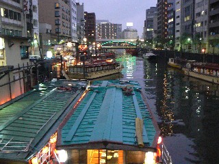 浅草橋の上から撮った屋形船